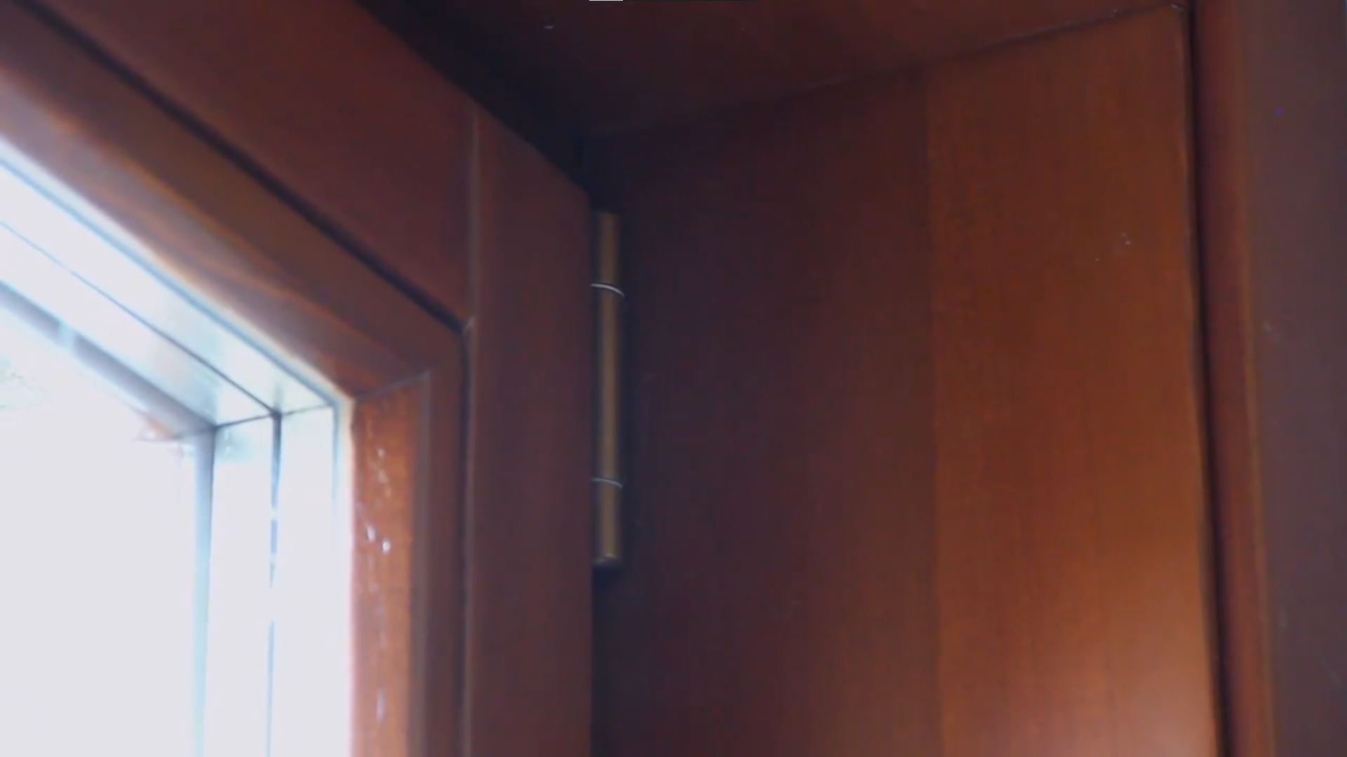 Установка деревянного окна в квартиру