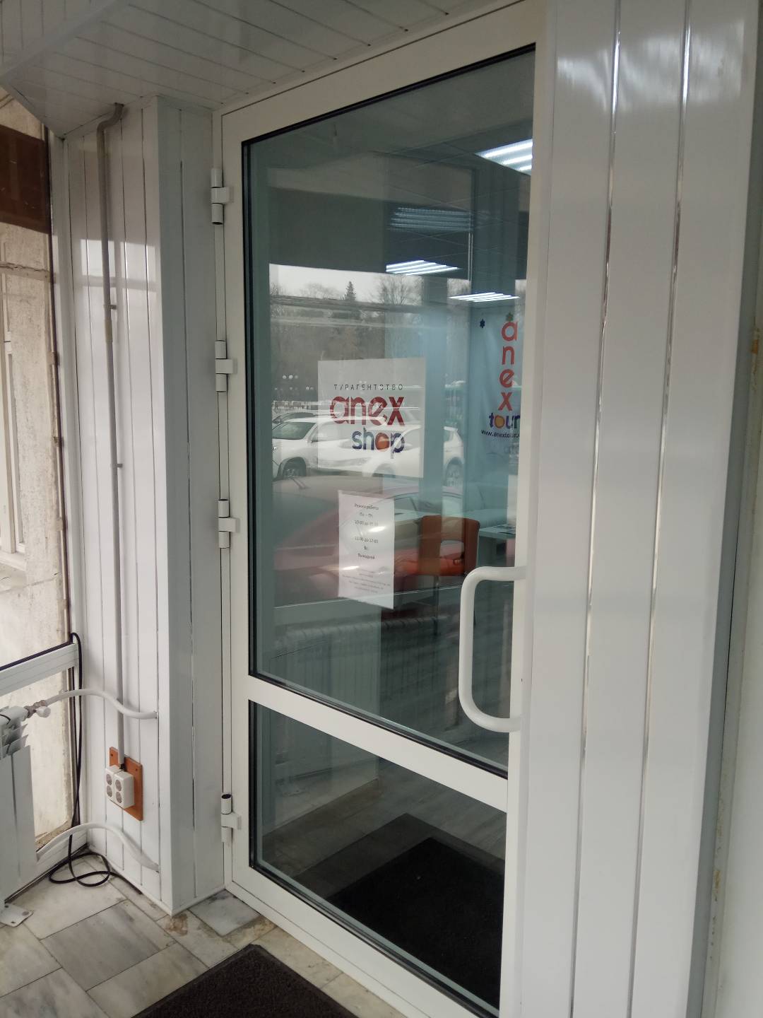 Установка пластиковой двери со стеклом